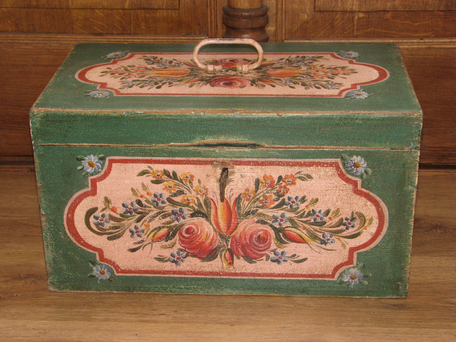 Malovaná truhla malé velikosti s lidovým motivem květin na růžovém podkladě 3