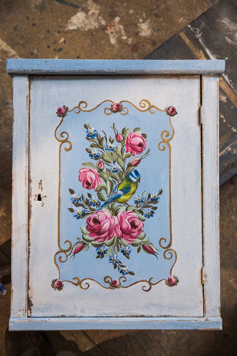 Závěsná malovaná skříňka - lékárnička s růžemi a sýkorkou