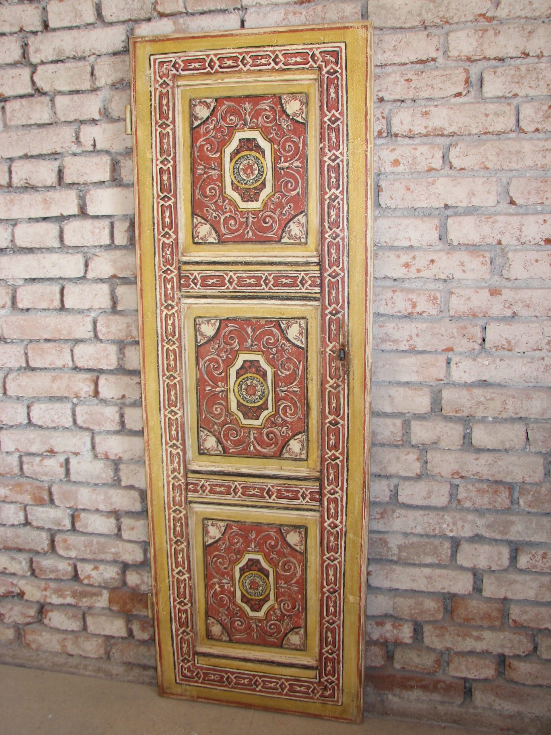 Ručně malované dveře s ornamentálním vzorem