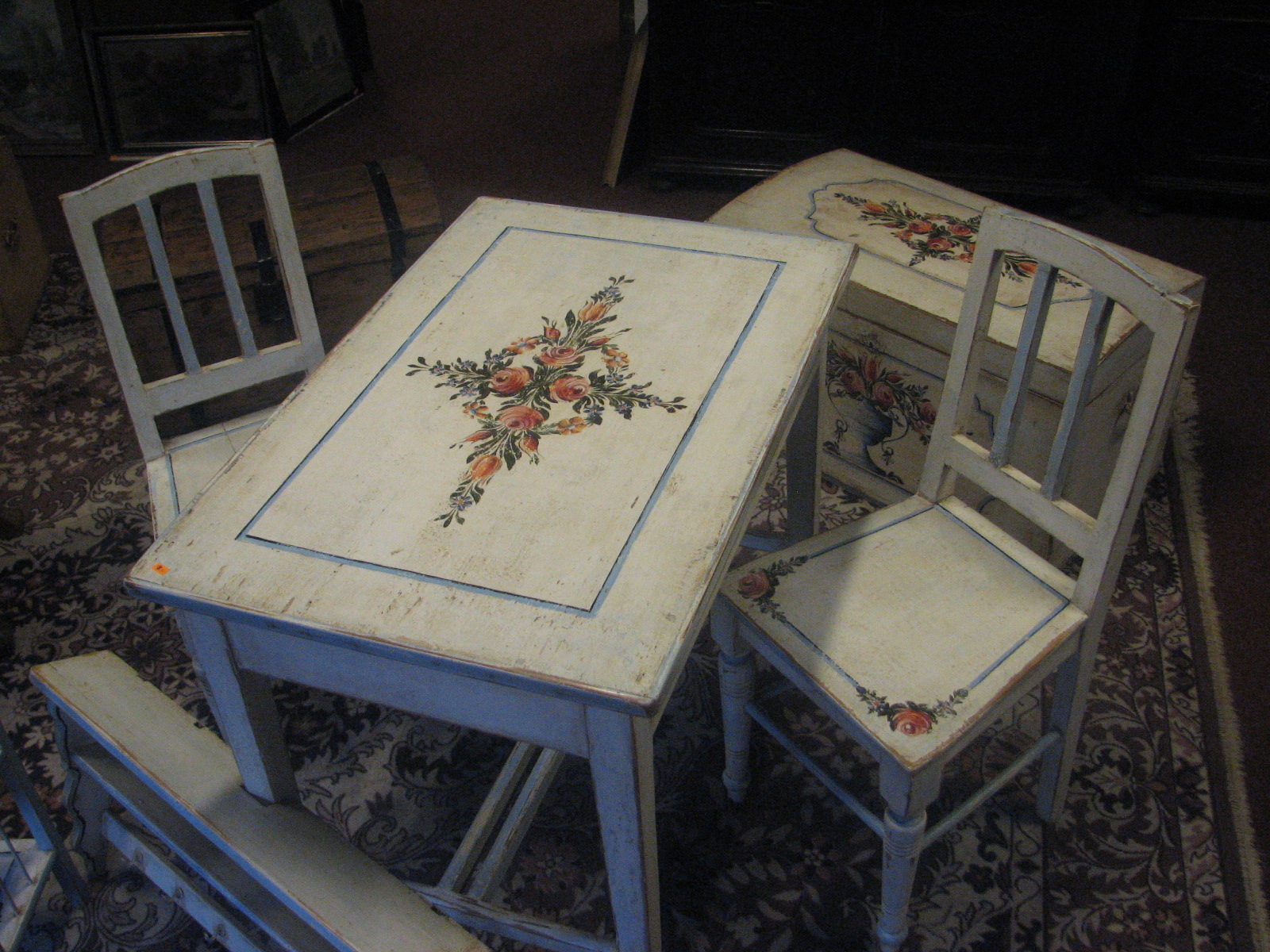 Malovaný jarní stůl a židle s věncem růží a pomněnek