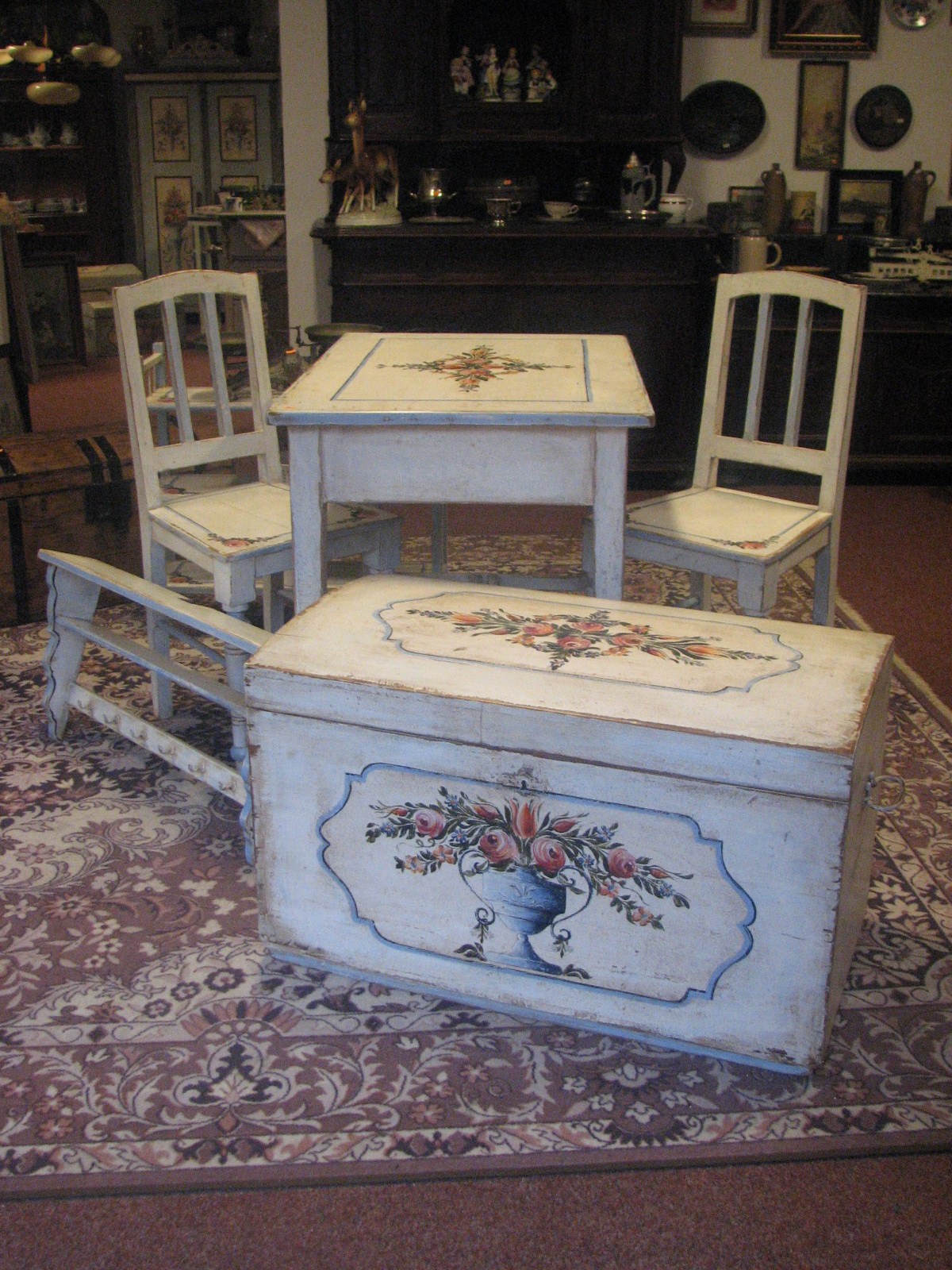 Malovaný jarní stůl a židle s věncem růží a pomněnek 4
