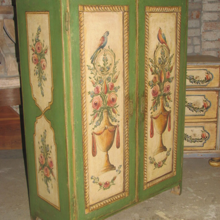 Zelená malovaná skříň s květinami a ptáky ze Stašovského mlýna