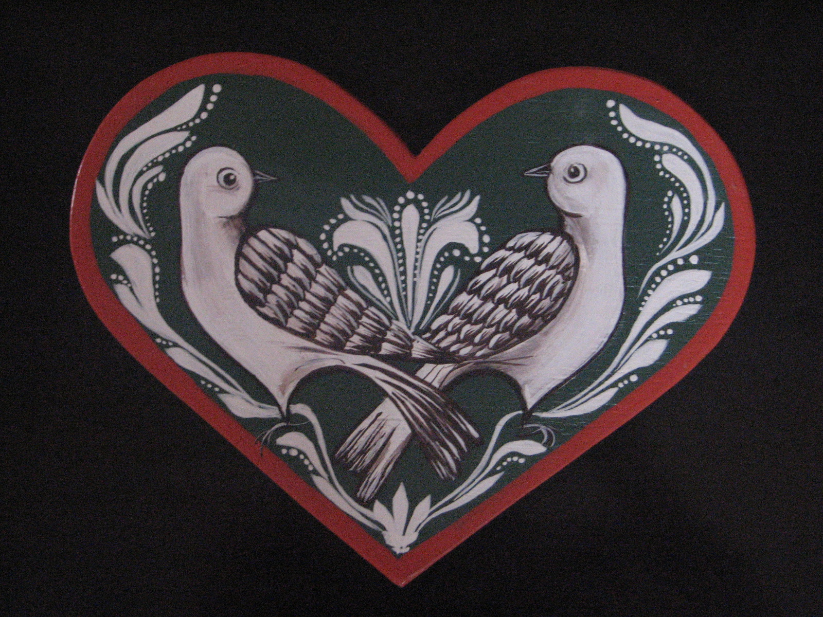 Malované srdce s lidovými motivy holubic
