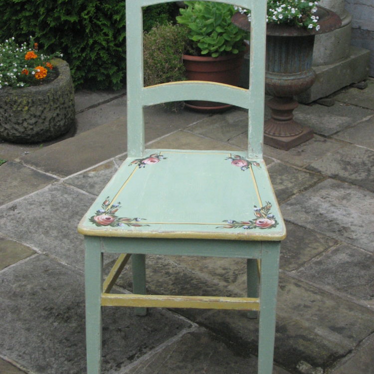 Ručně malovaná židle světle zelená s iniciály, růžemi a pomněnkami
