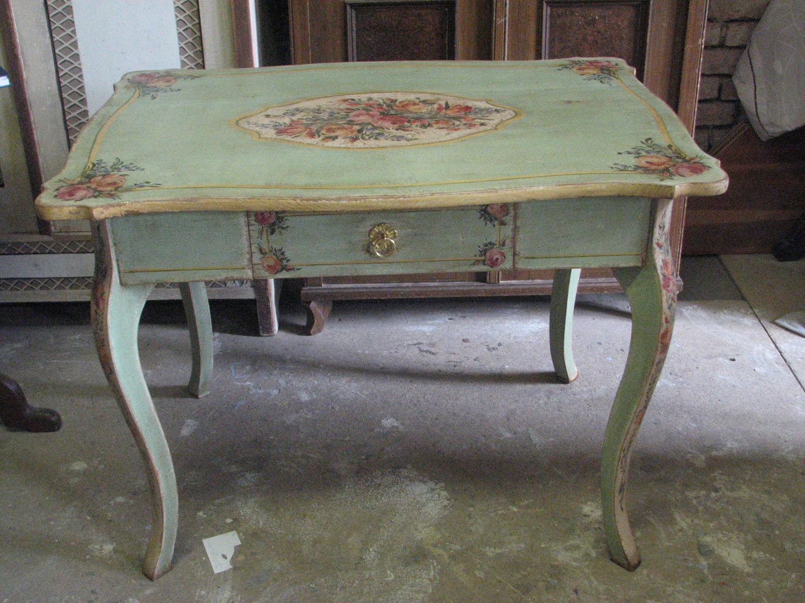 Romantický ozdobný malovaný stůl v italském stylu 2