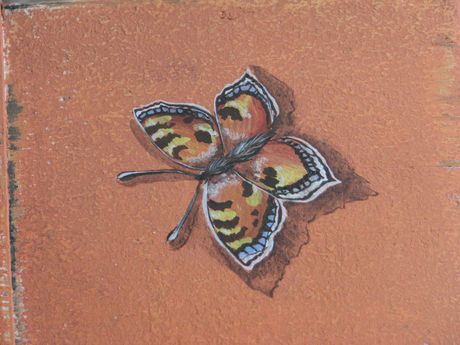 Selská malovaná truhla oranžová s motýlkem detail