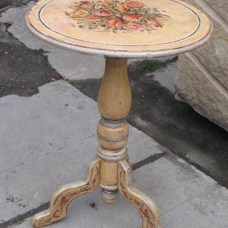 Květinový malovaný stolek na jedné noze ve žlutém odstínu 3