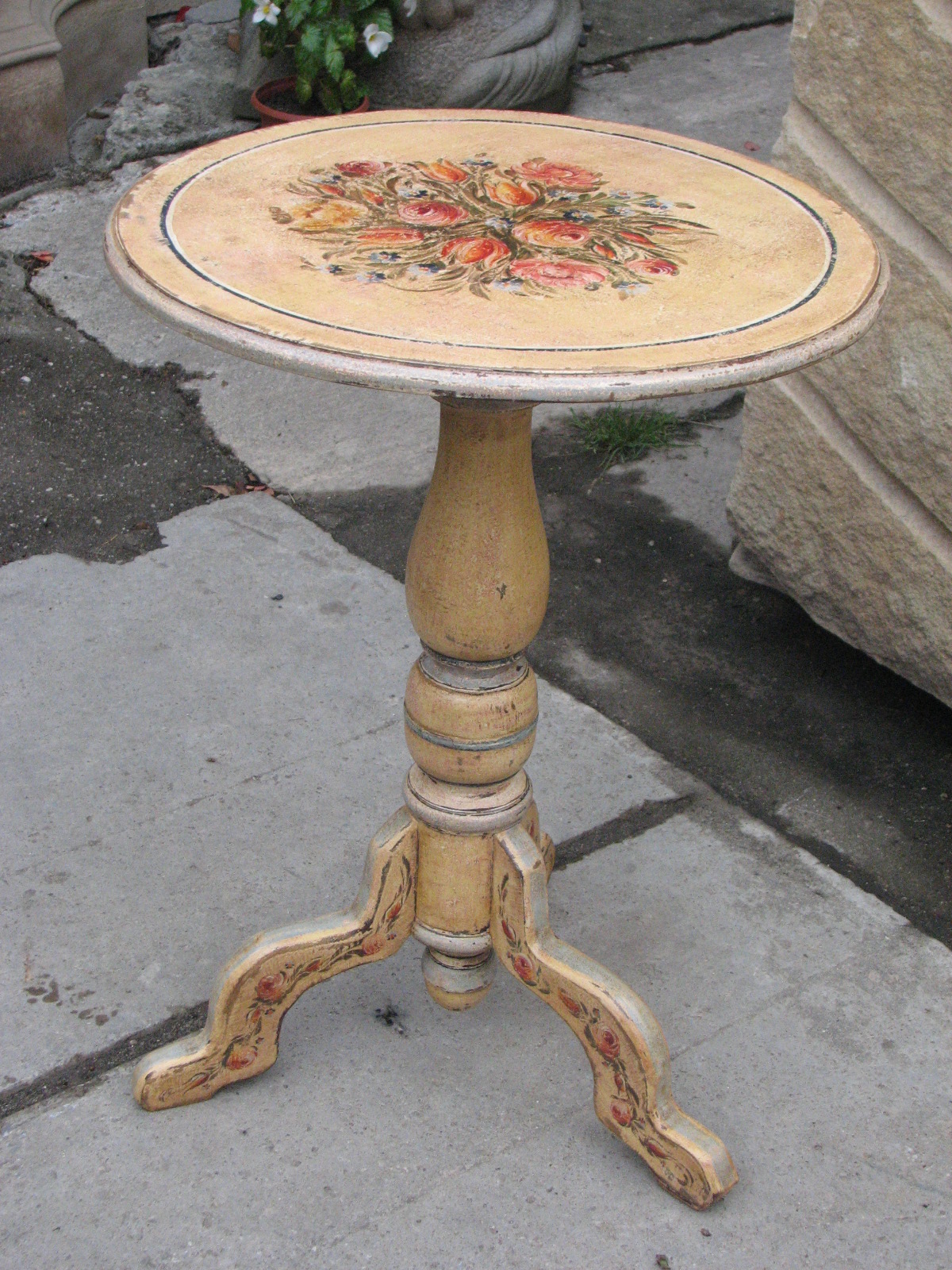 Květinový malovaný stolek na jedné noze ve žlutém odstínu 3