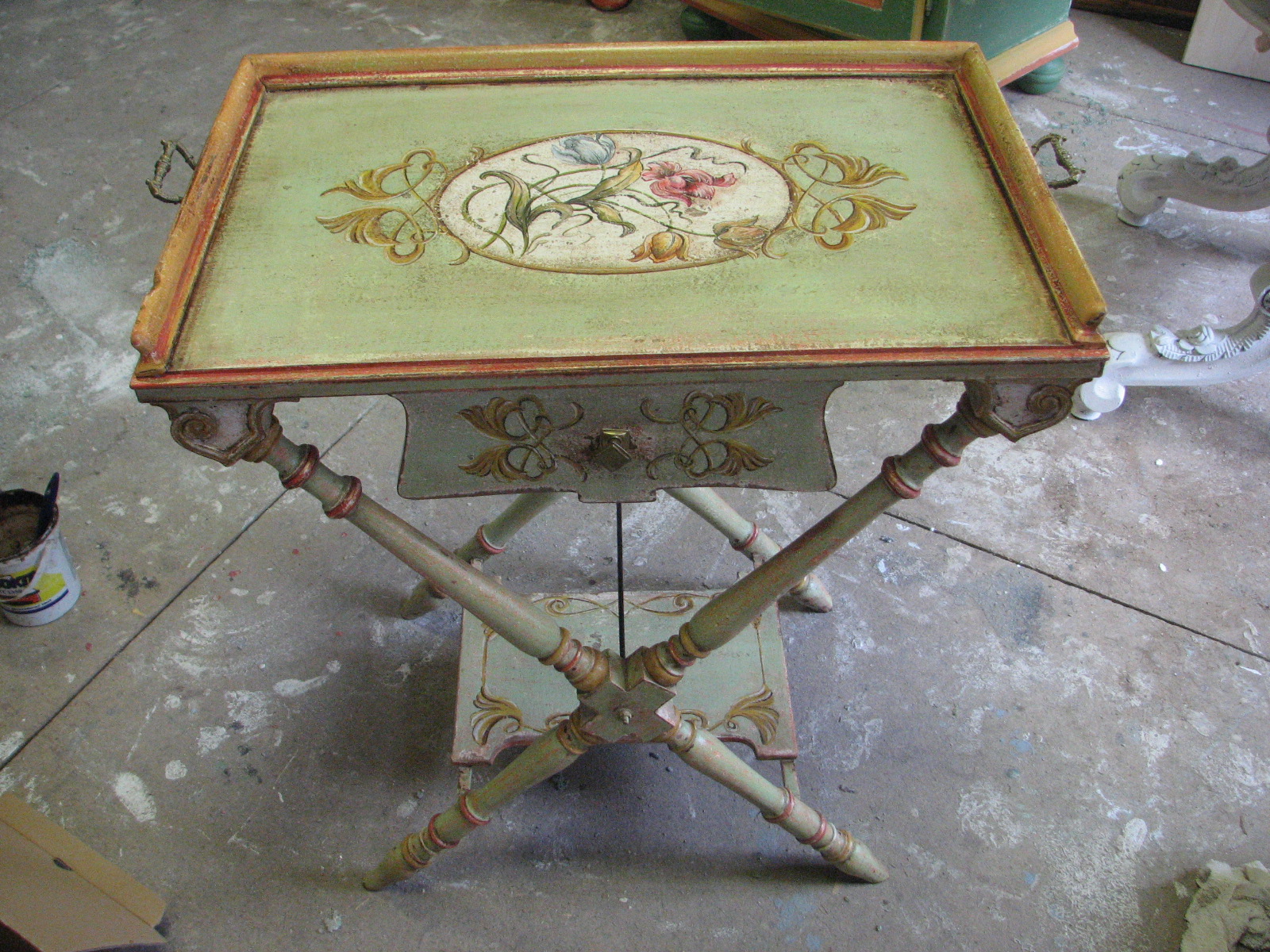 Secesní malovaný stolek s ornamenty a vyobrazením tulipánů