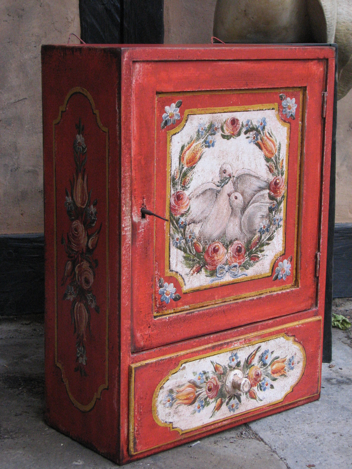 Malovaná dřevěná skříňka se šuplíkem červená