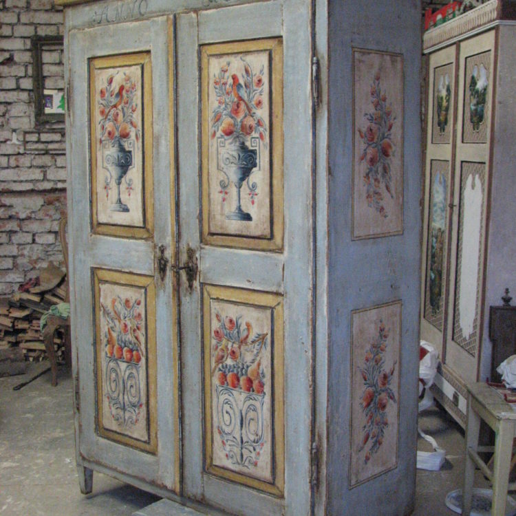 Šedomodrá malovaná selská skříň s motivem květin ve váze 2