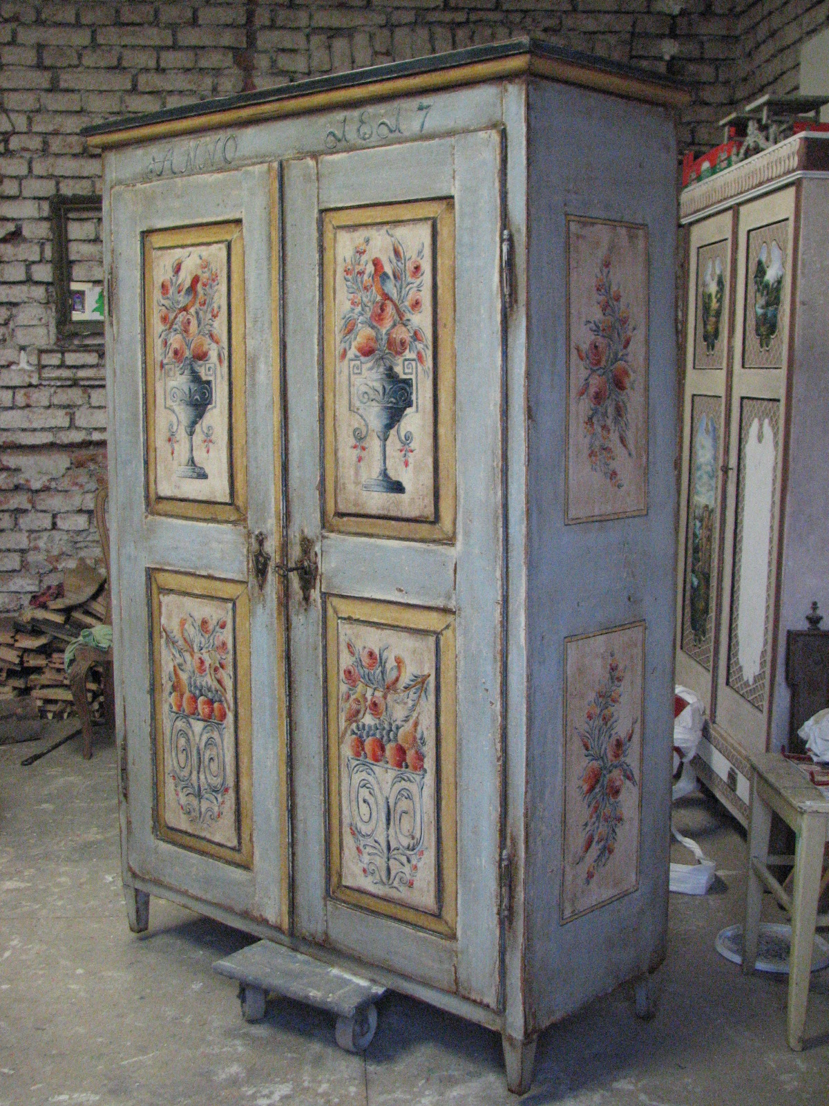 Šedomodrá malovaná selská skříň s motivem květin ve váze 2