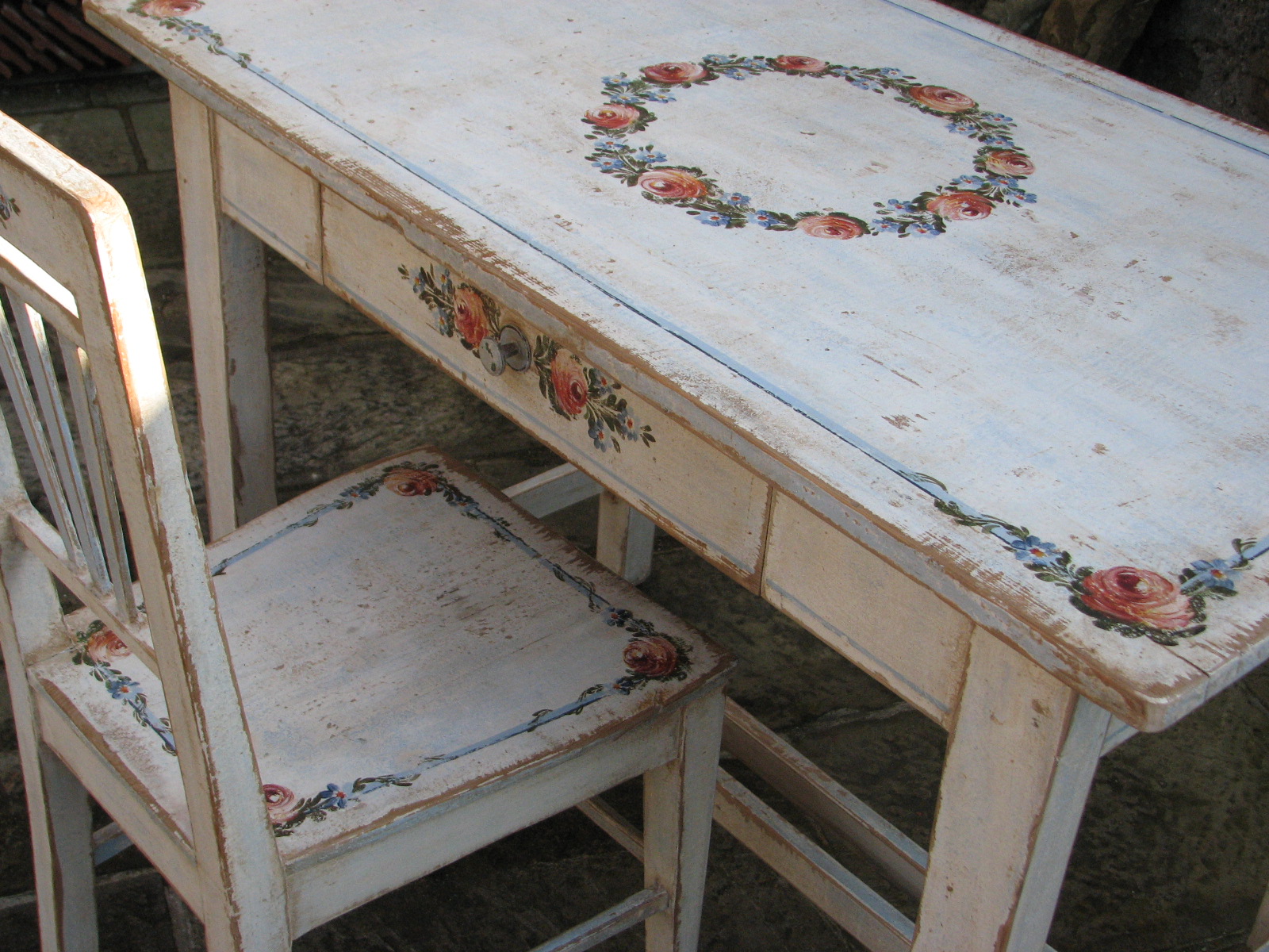 Bílý malovaný stůl a židle - nábytkový komplet 3