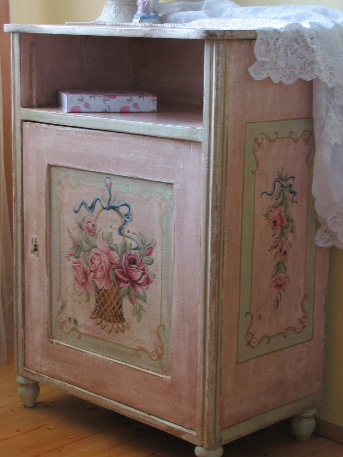 Romatický malovaný růžový noční stolek s košíkem květin