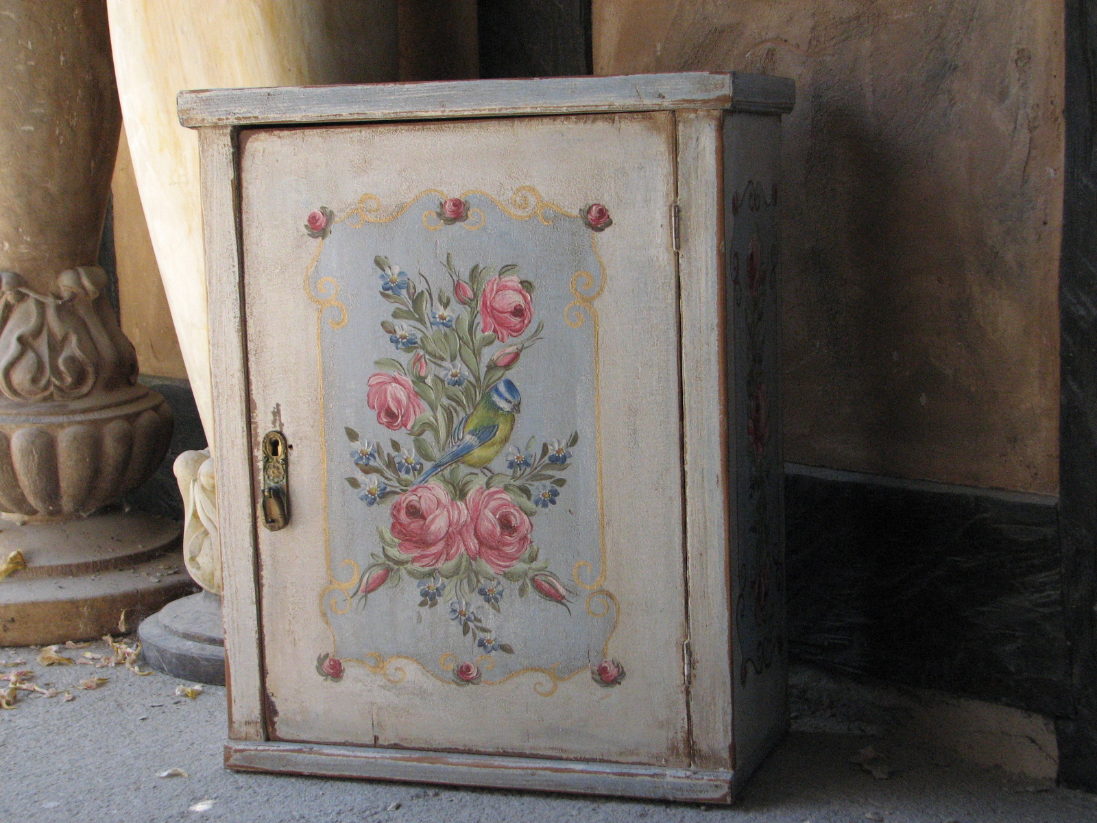 Závěsná malovaná skříňka - lékárnička s růžemi a sýkorkou 3