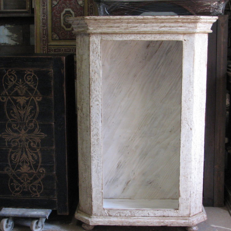 Dřevěná skříňka s výraznou patinou