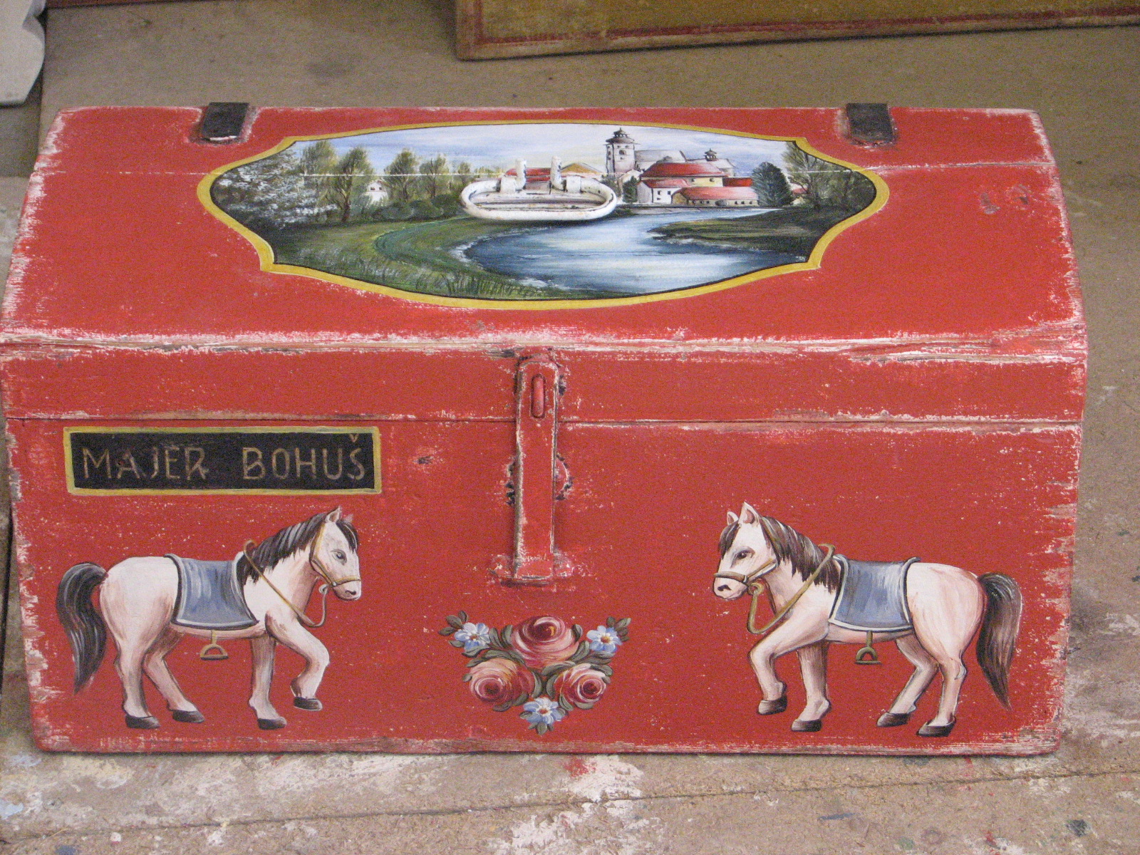 Malovaná truhla červená s městem Příbor a s koníky