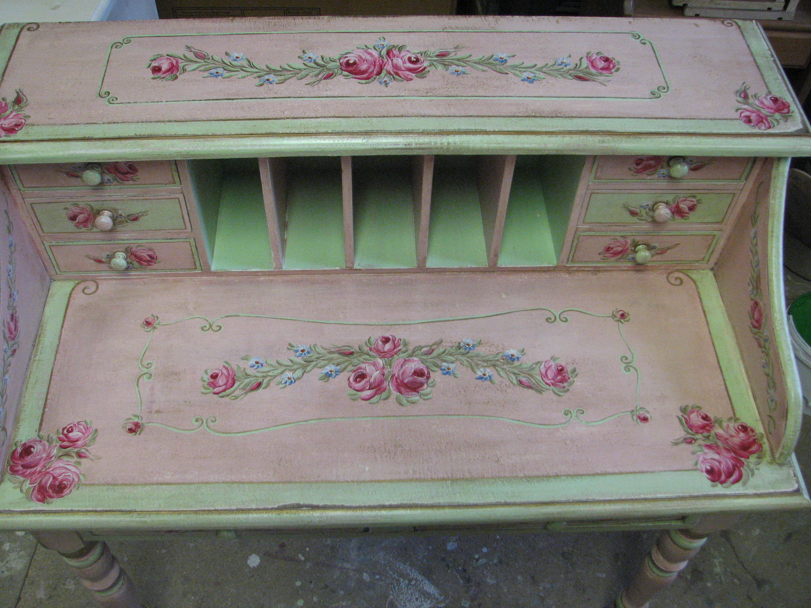 Romantický psací stůl růžový s motivy růže a pomněnek 12