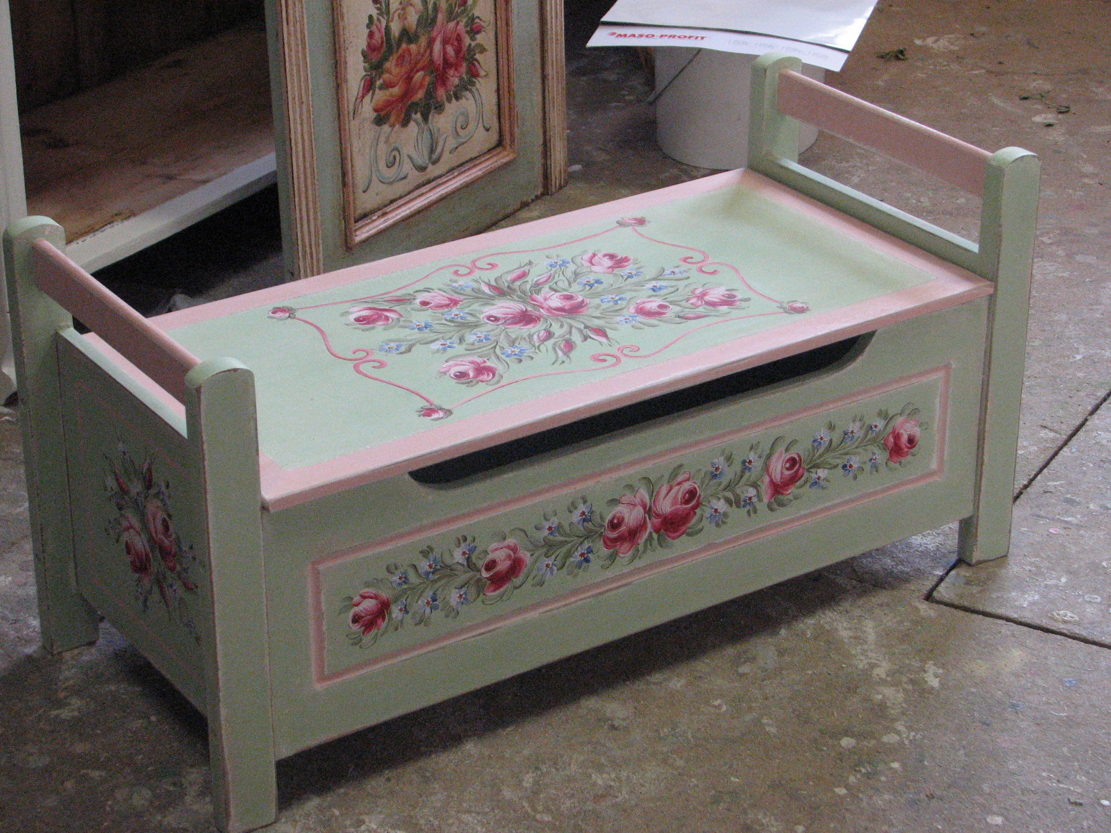 Pastelová zelená malovaná lavice s úložným prostorem 2