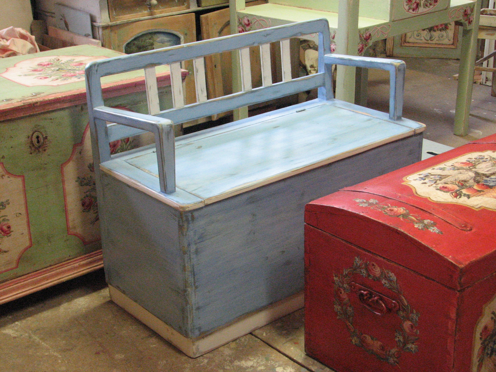 Malovaná modrá lavice s úložným prostorem a s patinou 3