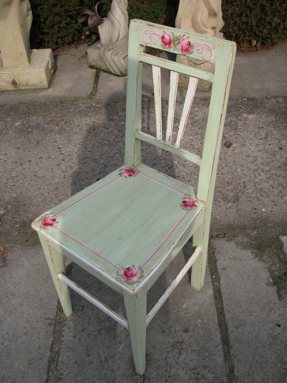 Malovaný selský jídelní stůl se židlí v romantické zelené barvě s motivem růží