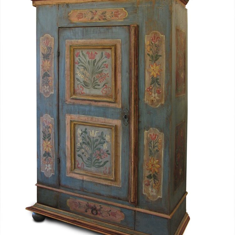 Selská dřevěná malovaná skříň se šuplíkem starobylý vzhled a lidový florální motiv barva modrá