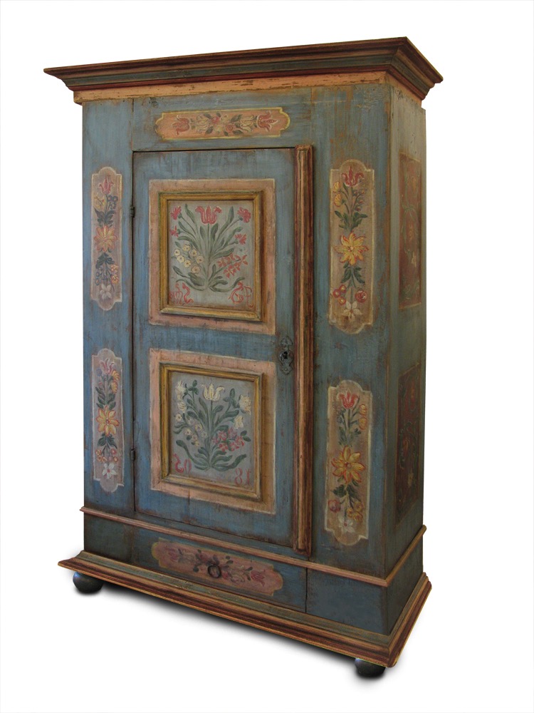 Selská dřevěná malovaná skříň se šuplíkem starobylý vzhled a lidový florální motiv barva modrá